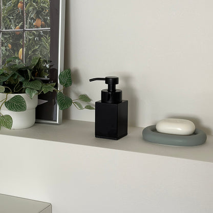 黒のソープディスペンサー