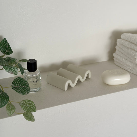 白の波型のプレート