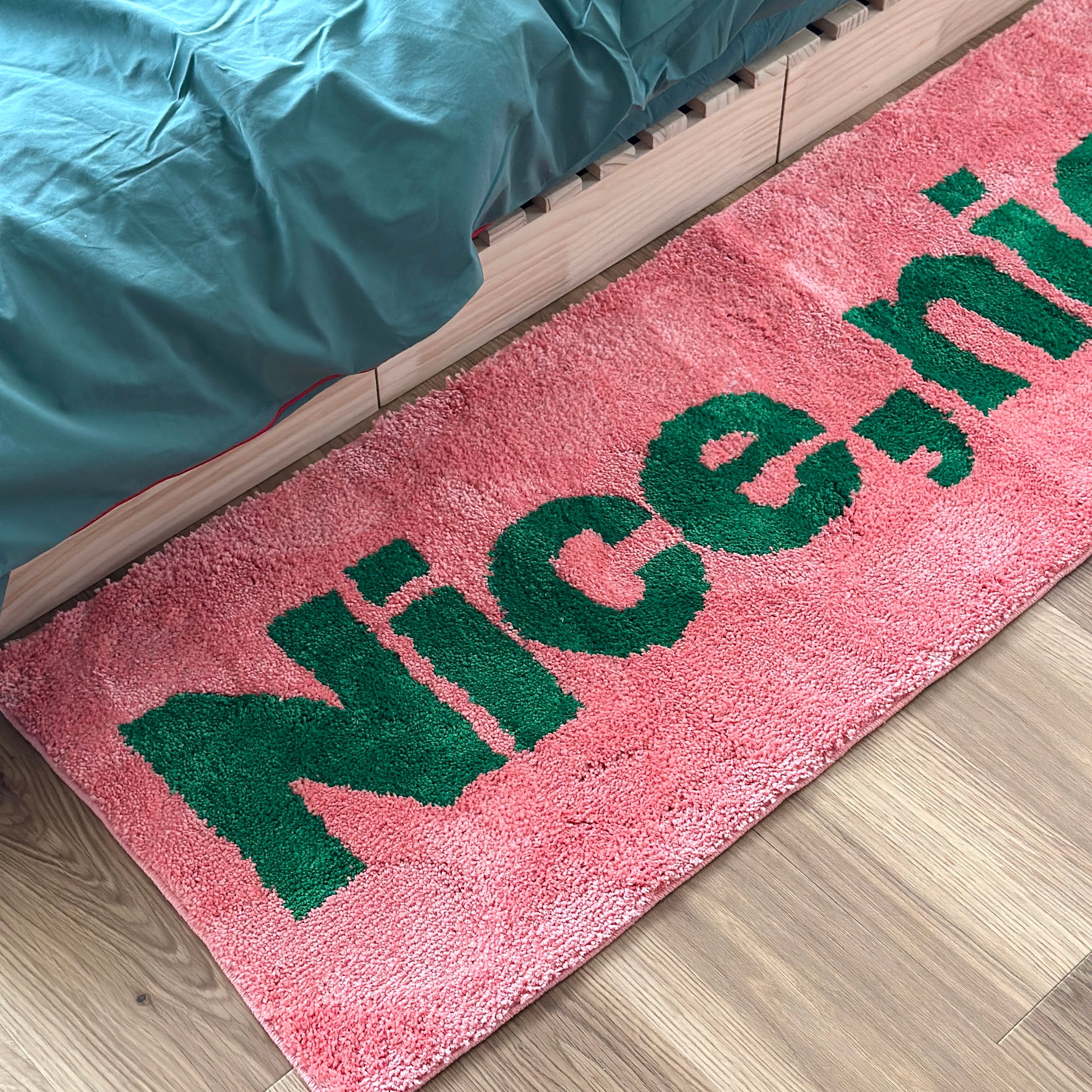 Nice,nice.のレタリングがされてあるピンクのロングラグ