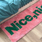 Nice,nice.のレタリングがされてあるピンクのロングラグ