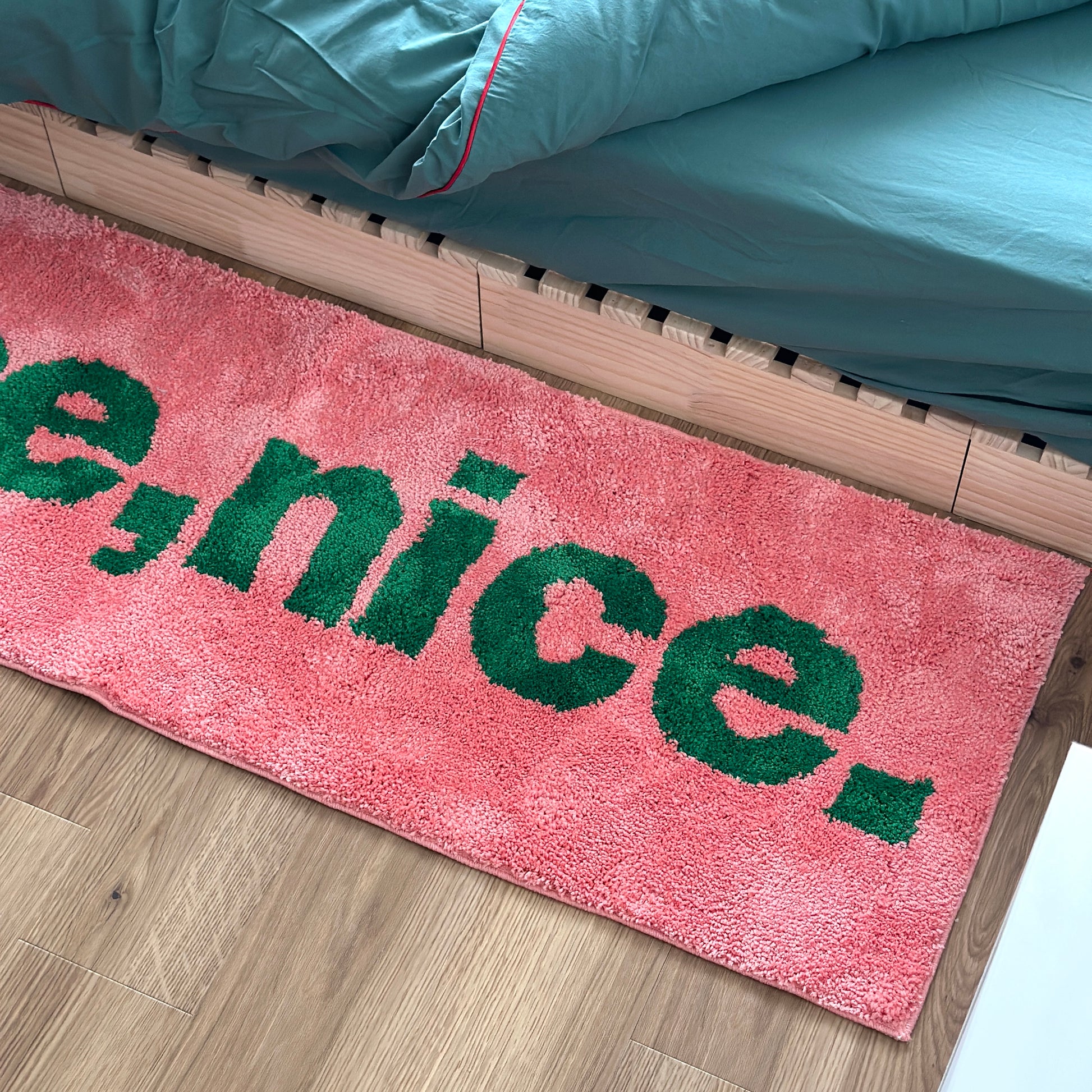 Nice,nice.のレタリングがされてあるピンクのロングラグ