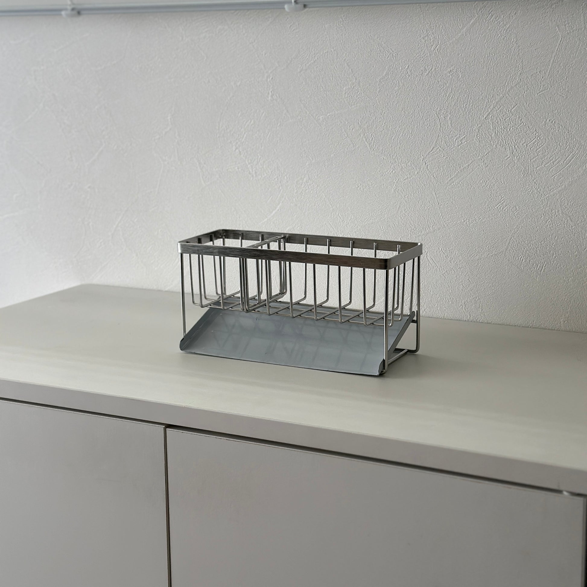 ステンレス製のシルバーの水切りラック