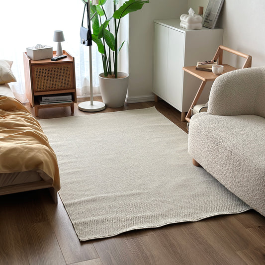 ジュート素材のシンプルなラグマットを部屋に敷いている様子