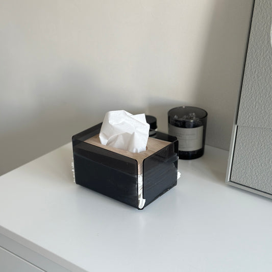 スモークグレーの透明なティッシュケースにティッシュがセットされた様子