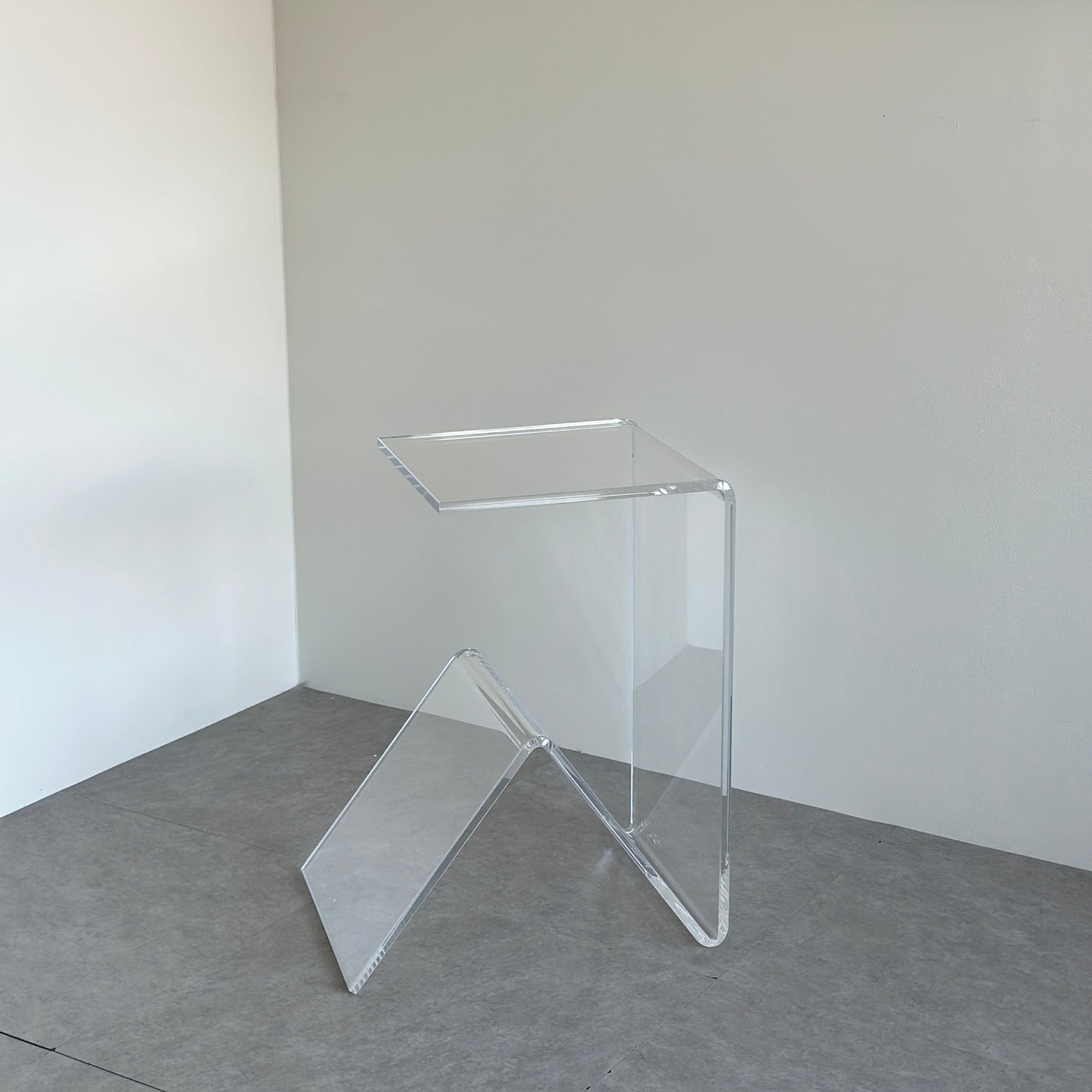 ユニークな形の透明なサイドテーブル