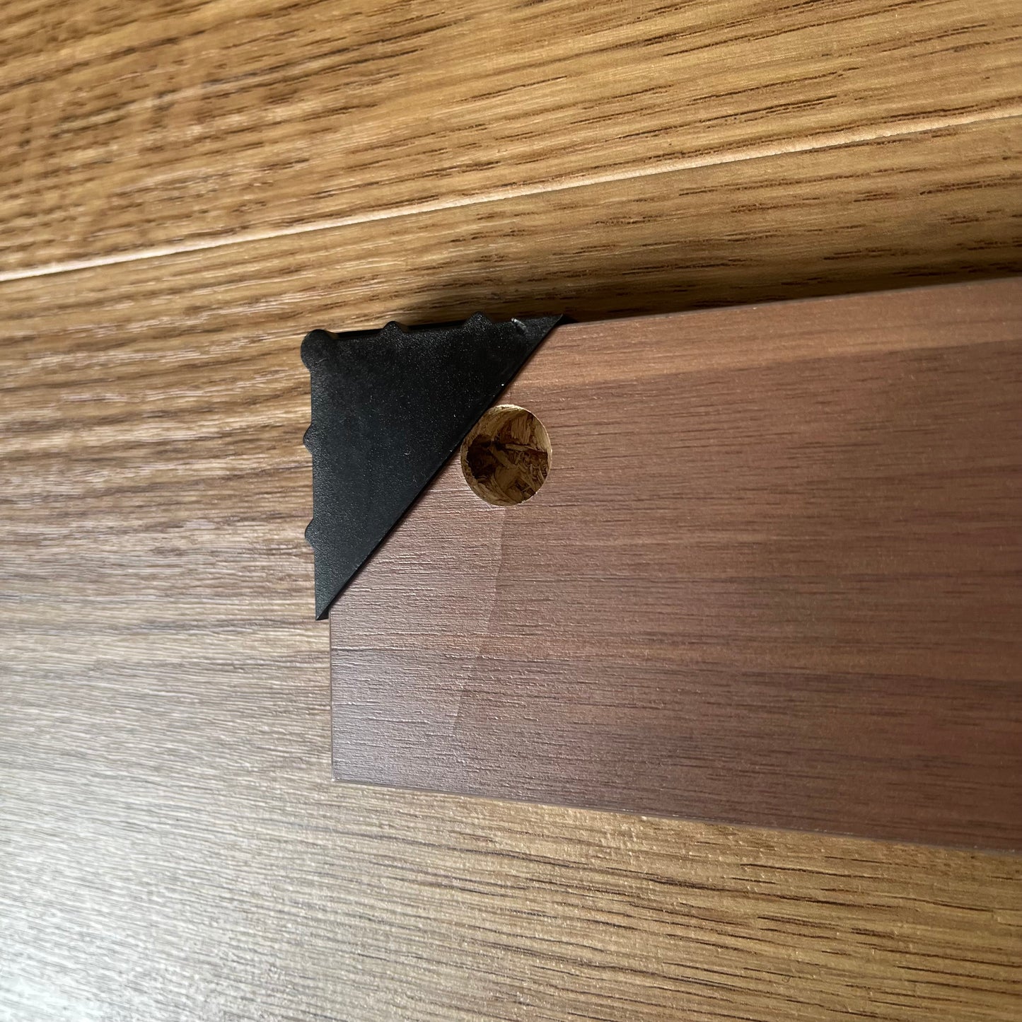 収納チェストの天板に少し亀裂が入っている様子