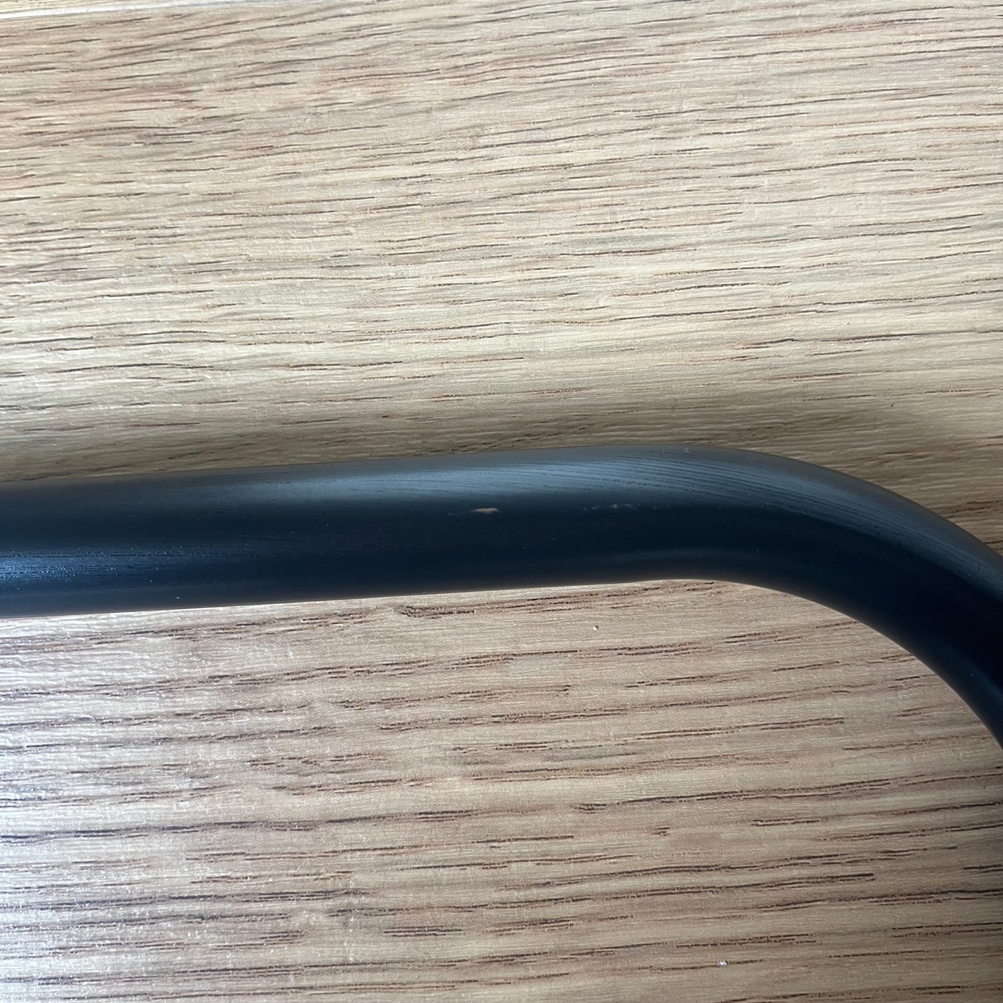 ブラウンカラーのコンパクトキッチンワゴンの黒いカーブハンドルで滑らかで光沢のある仕上げです。