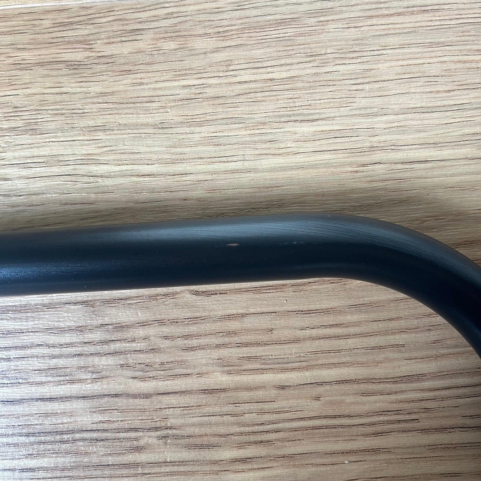 ブラウンカラーのコンパクトキッチンワゴンの黒いカーブハンドルで滑らかで光沢のある仕上げです。