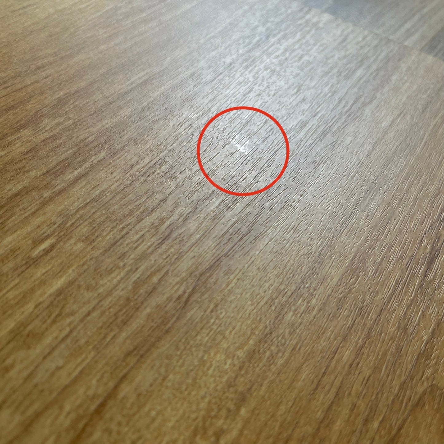 小さい透明プラスチックステッカー付き縦長スライドキッチンワゴン白色木製表面