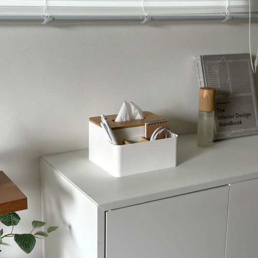 収納付きのウッド蓋ティッシュケースに文房具と充電コードが収納されている