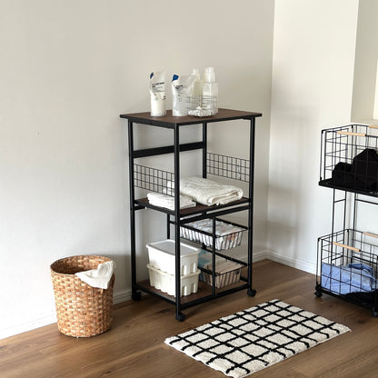 ブラックフレームのダークブラウンの収納ワゴンを洗面所に置いている様子