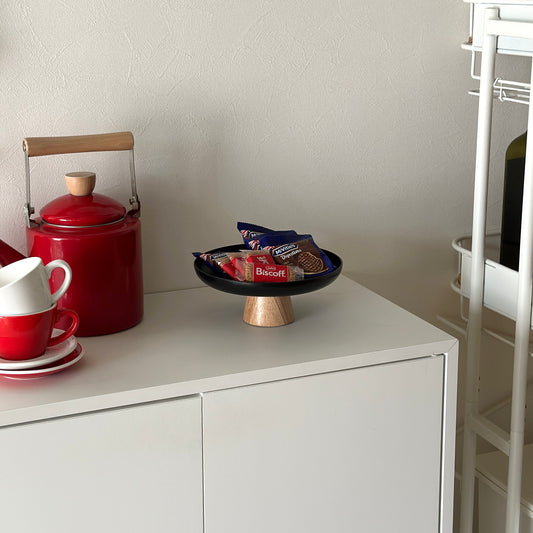 ウッド脚がついた黒のトレイにお菓子を置いている様子