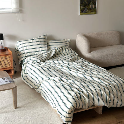 白とグリーンのストライプ柄のベッドカバー