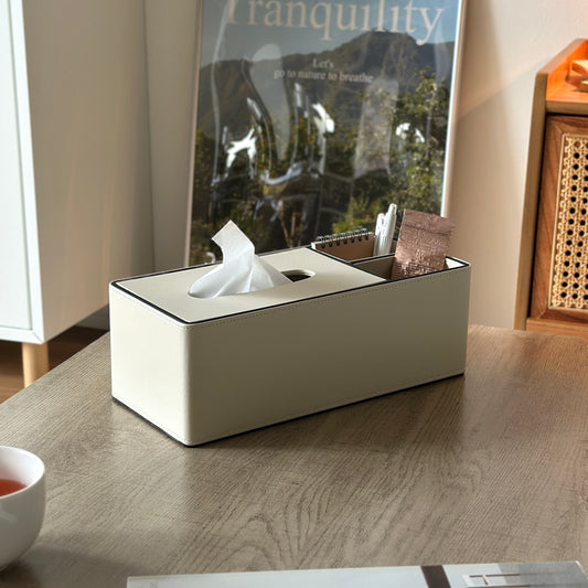 ホワイトのレザー調のティッシュケースにハンドクリームとノート、ペンが一緒に入ってある。