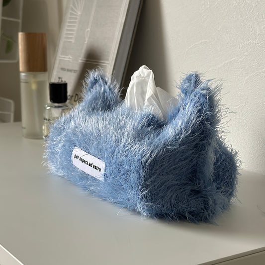 青色の羽毛のティッシュケースが白い棚の上に置かれてある