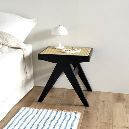 ラタン調のスツールがベッド横に置いてある