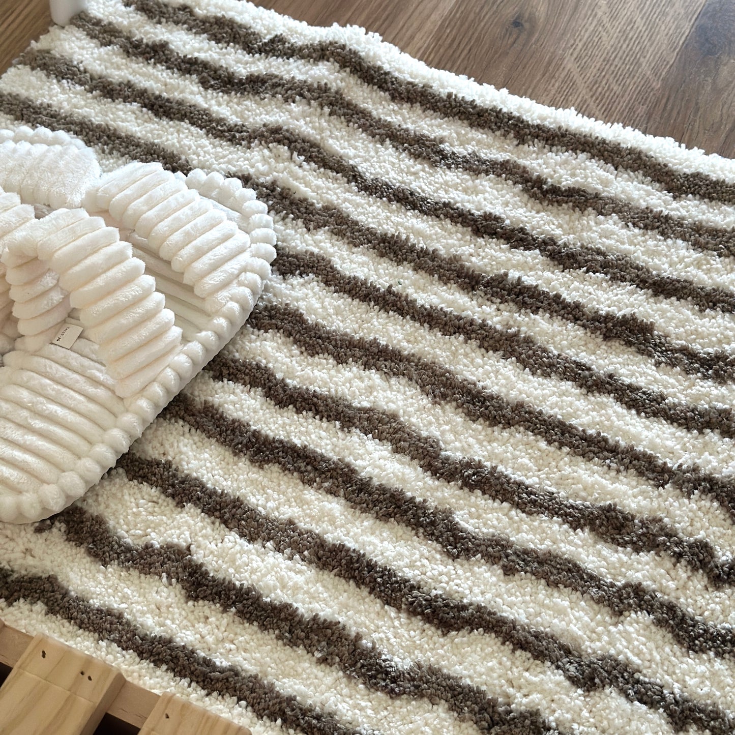 カーキのシンプルなボーダーミニラグ