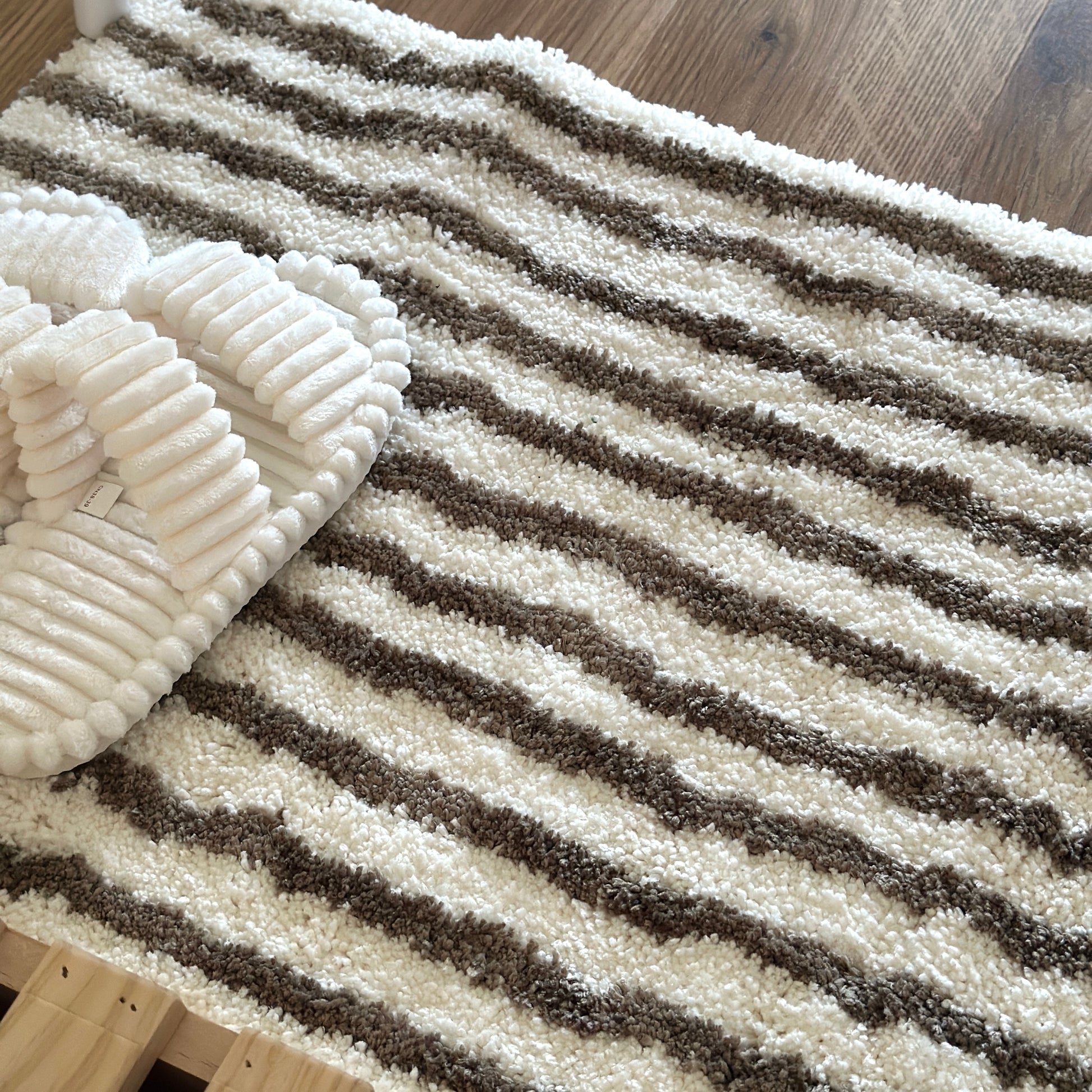 カーキのシンプルなボーダーミニラグ