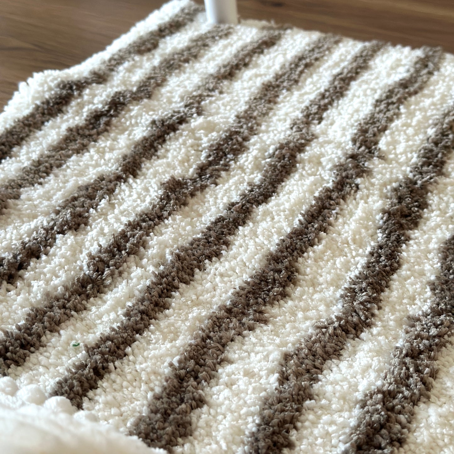 カーキのシンプルなボーダーミニラグ