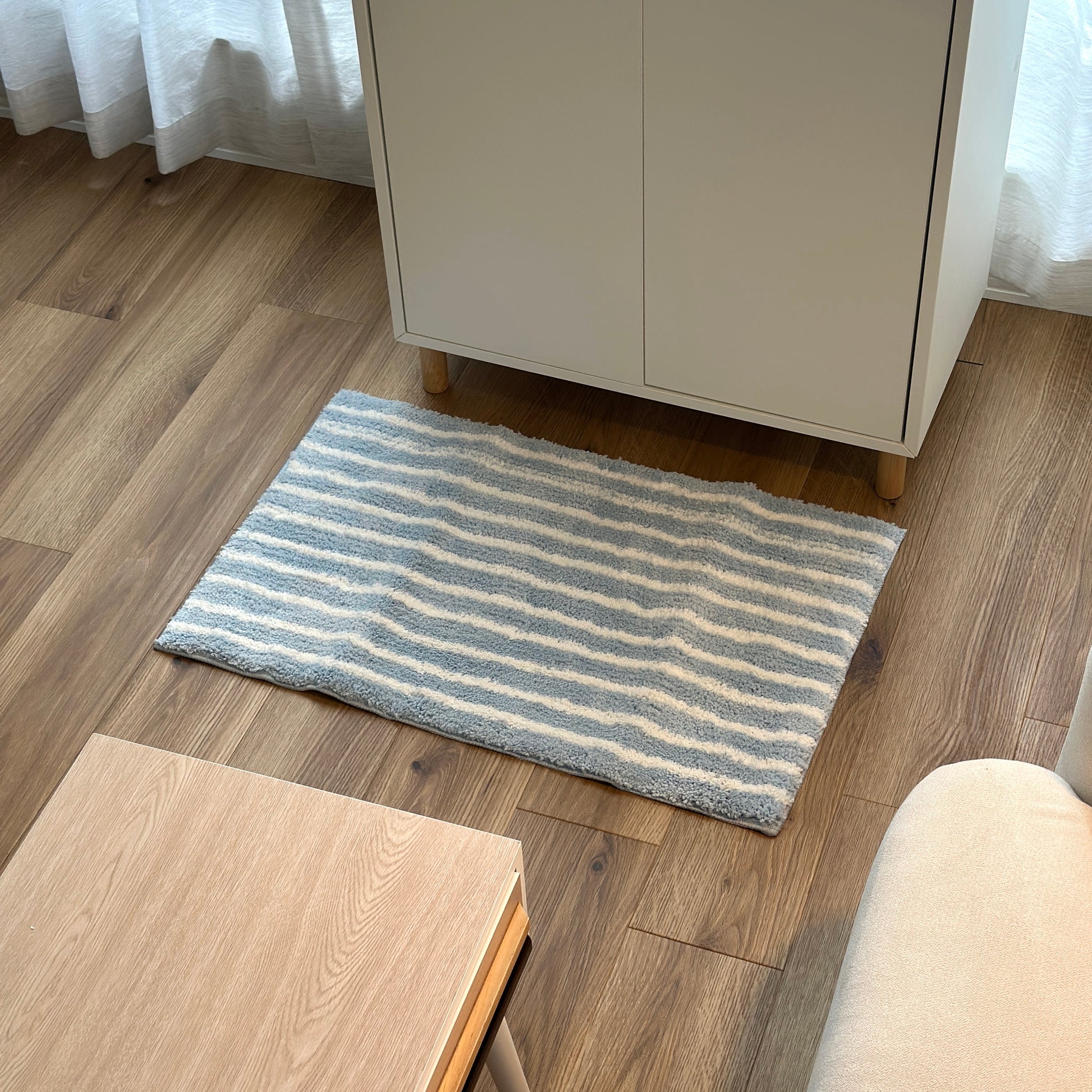 ライトブルーのシンプルなボーダーミニラグ