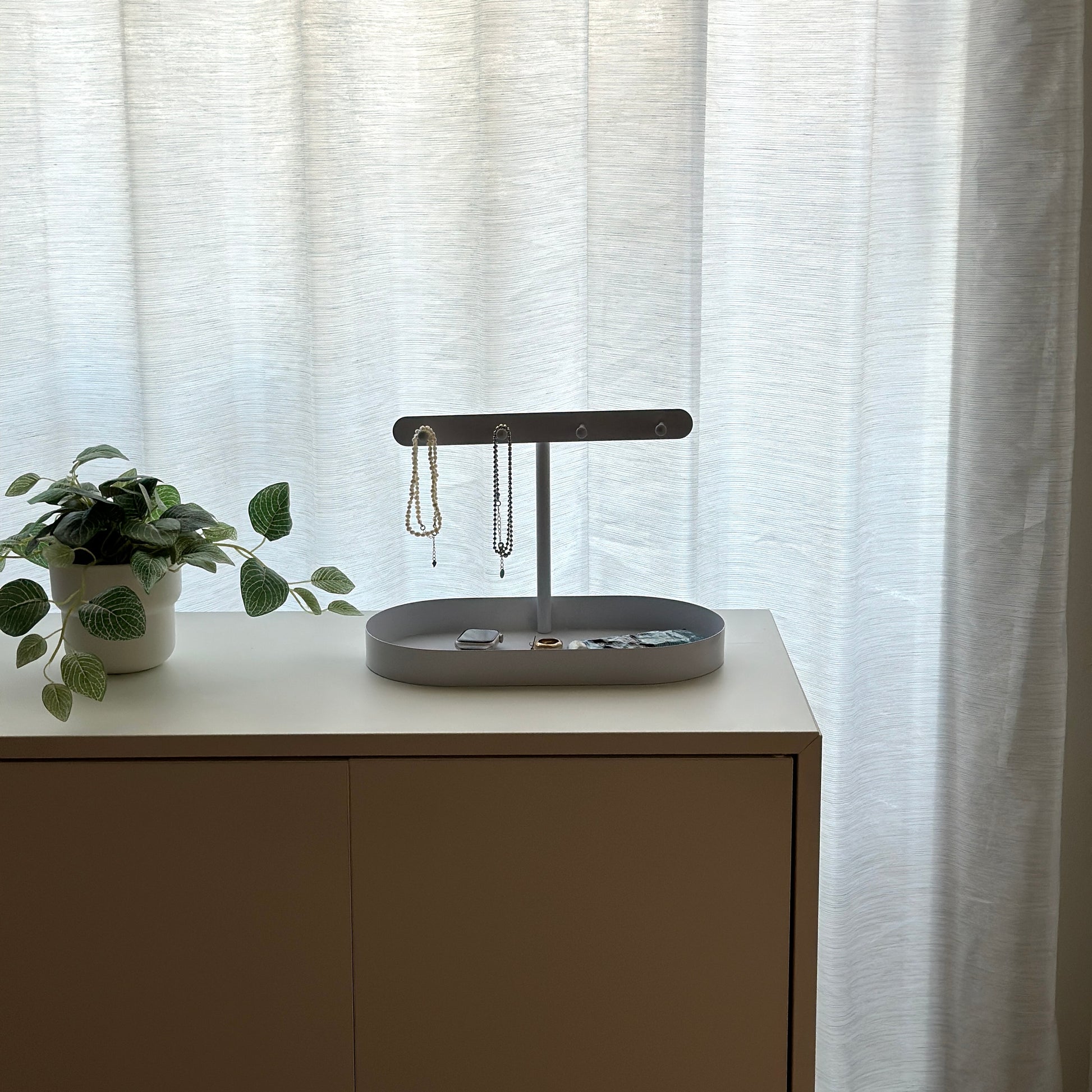 ホワイトのシンプルなアクセサリースタンド