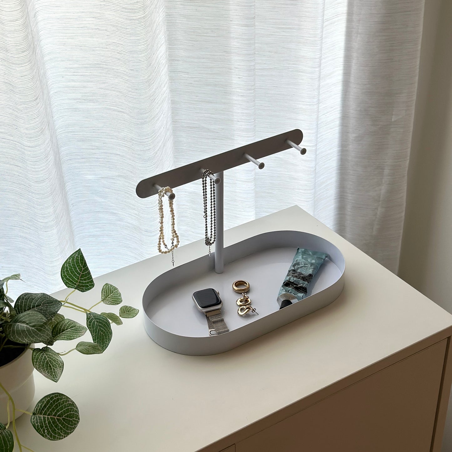 ホワイトのシンプルなアクセサリースタンド