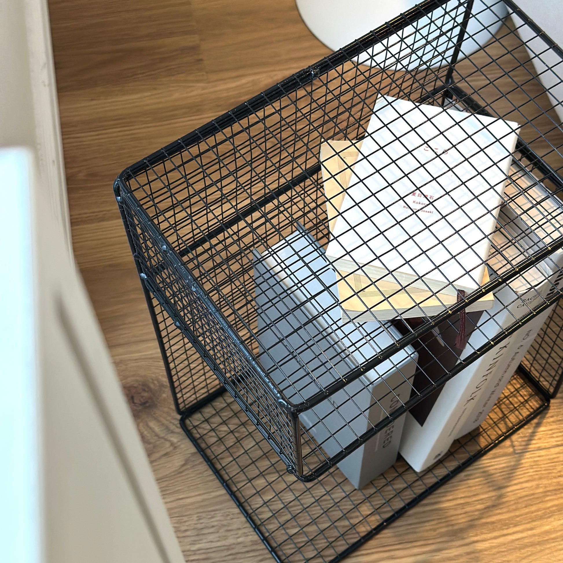 ブラックのメッシュデザインの収納ラック