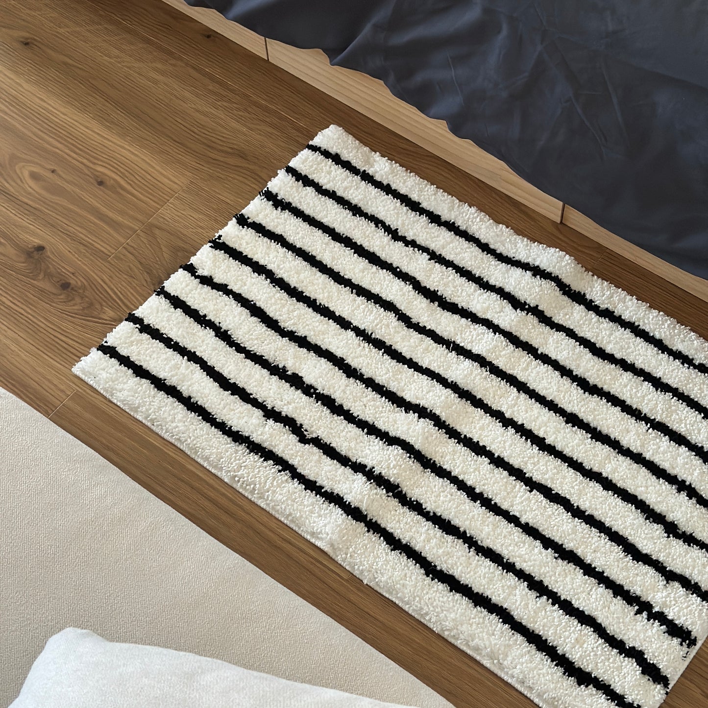 ブラックのシンプルなボーダーミニラグ