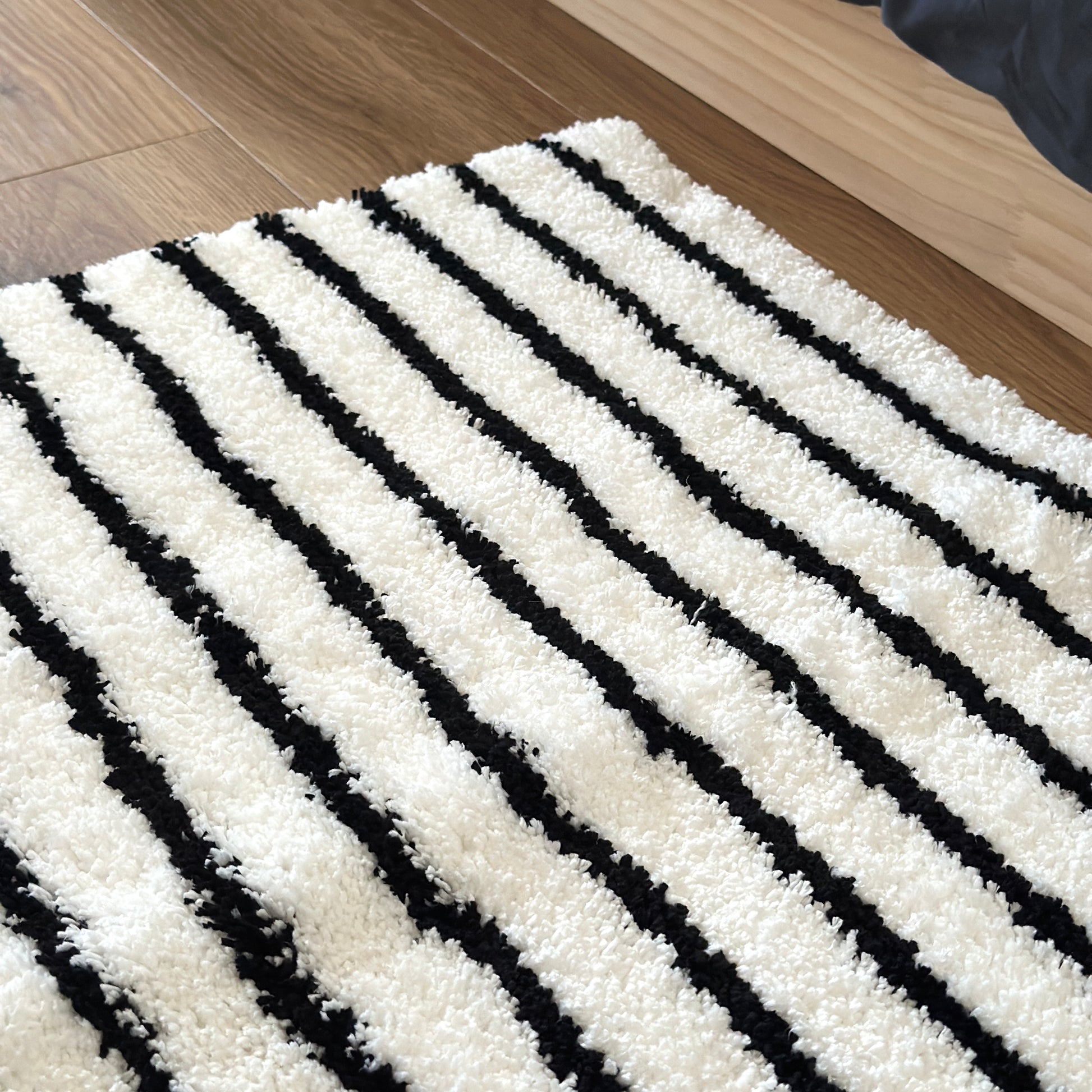 ブラックのシンプルなボーダーミニラグ