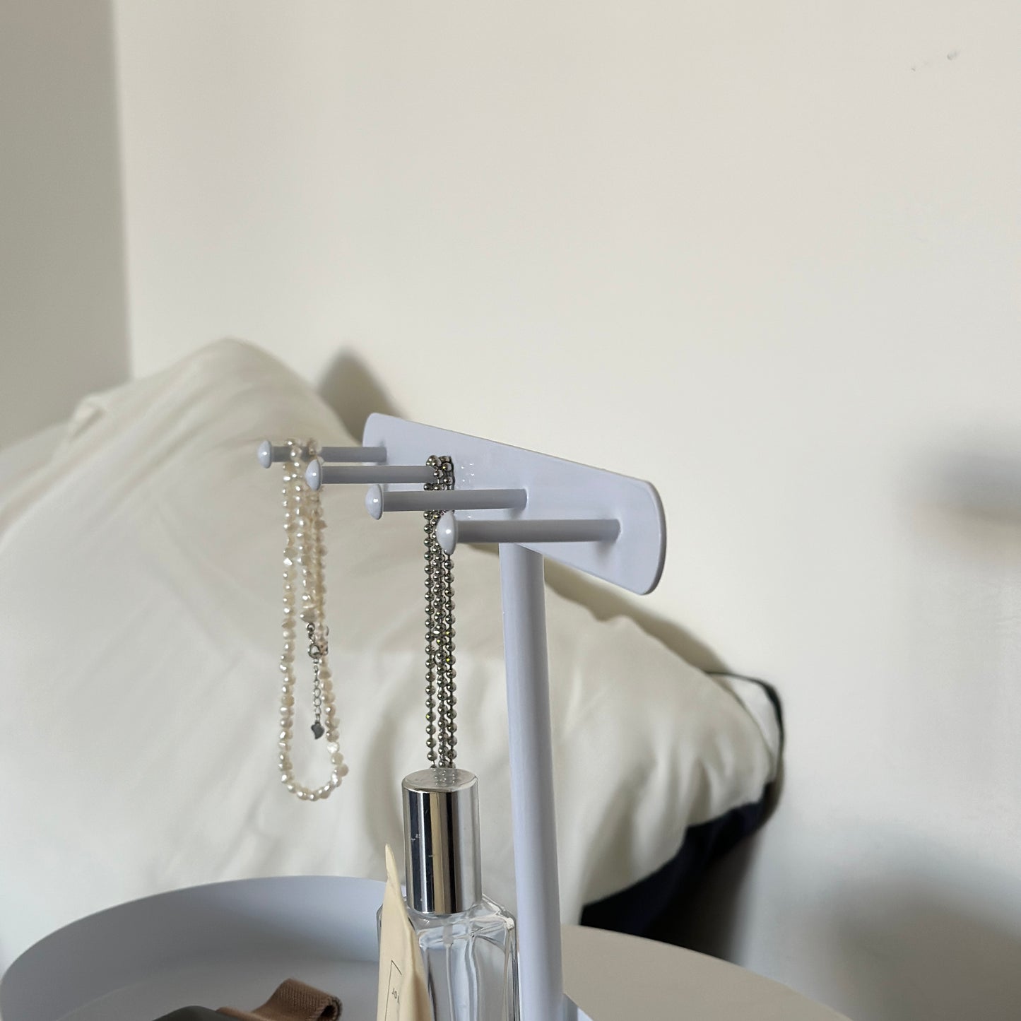 ホワイトのシンプルなアクセサリースタンド