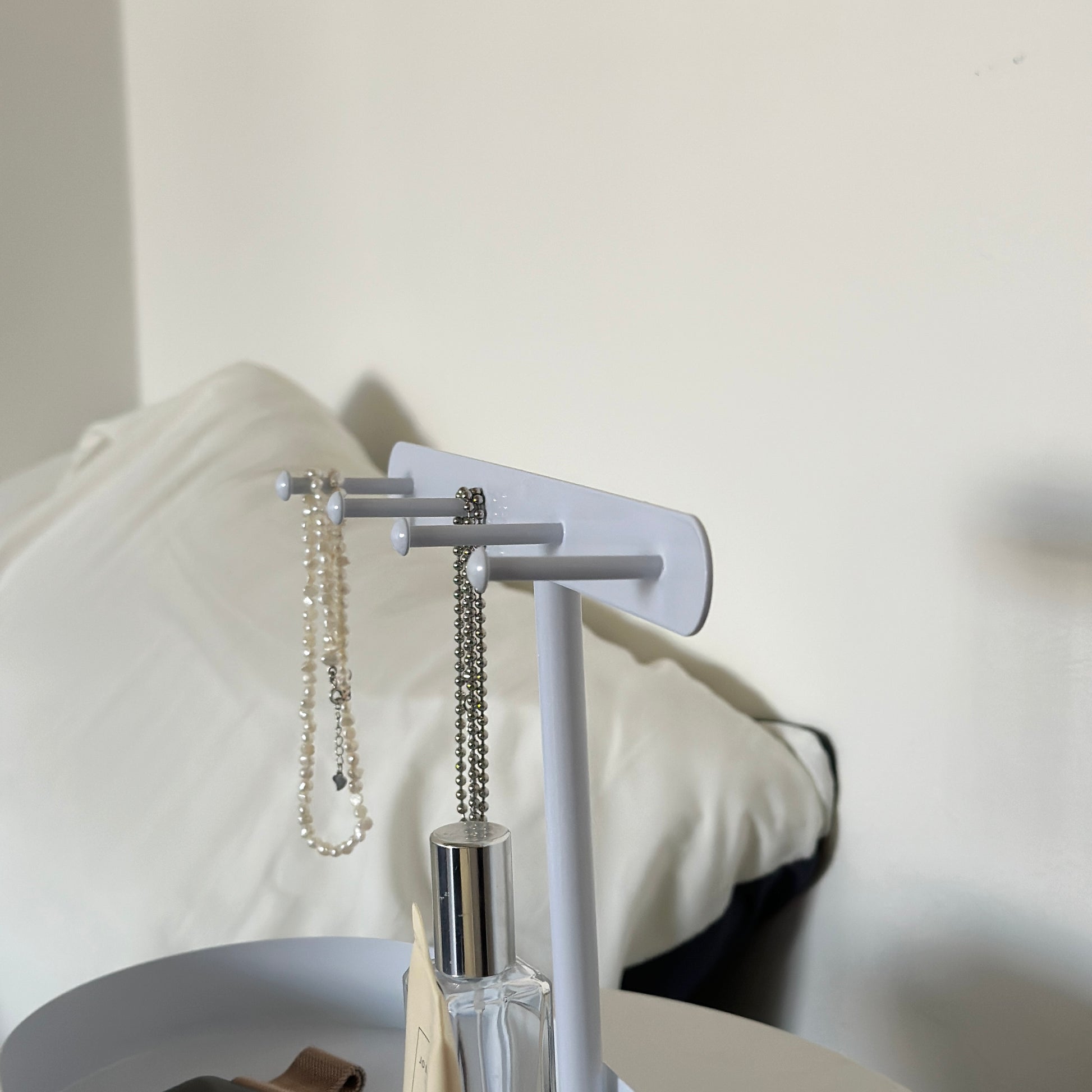 ホワイトのシンプルなアクセサリースタンド