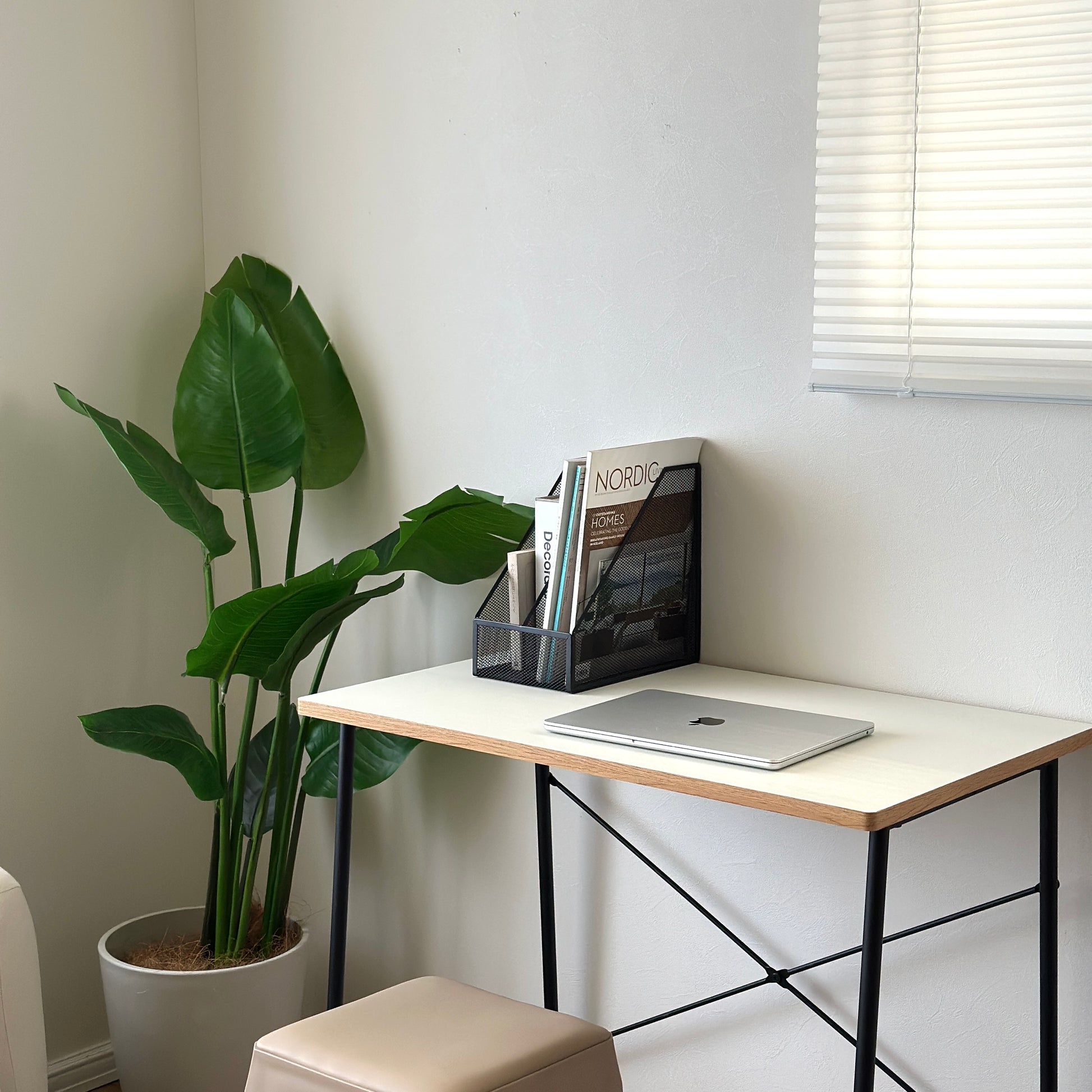 ブラックの卓上ブック収納ラックをデスクに置いている様子