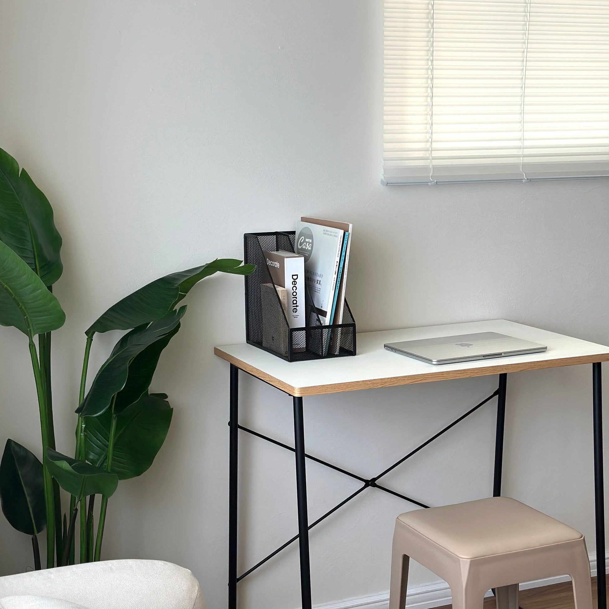 ブラックの卓上ブック収納ラックに雑誌を入れている様子