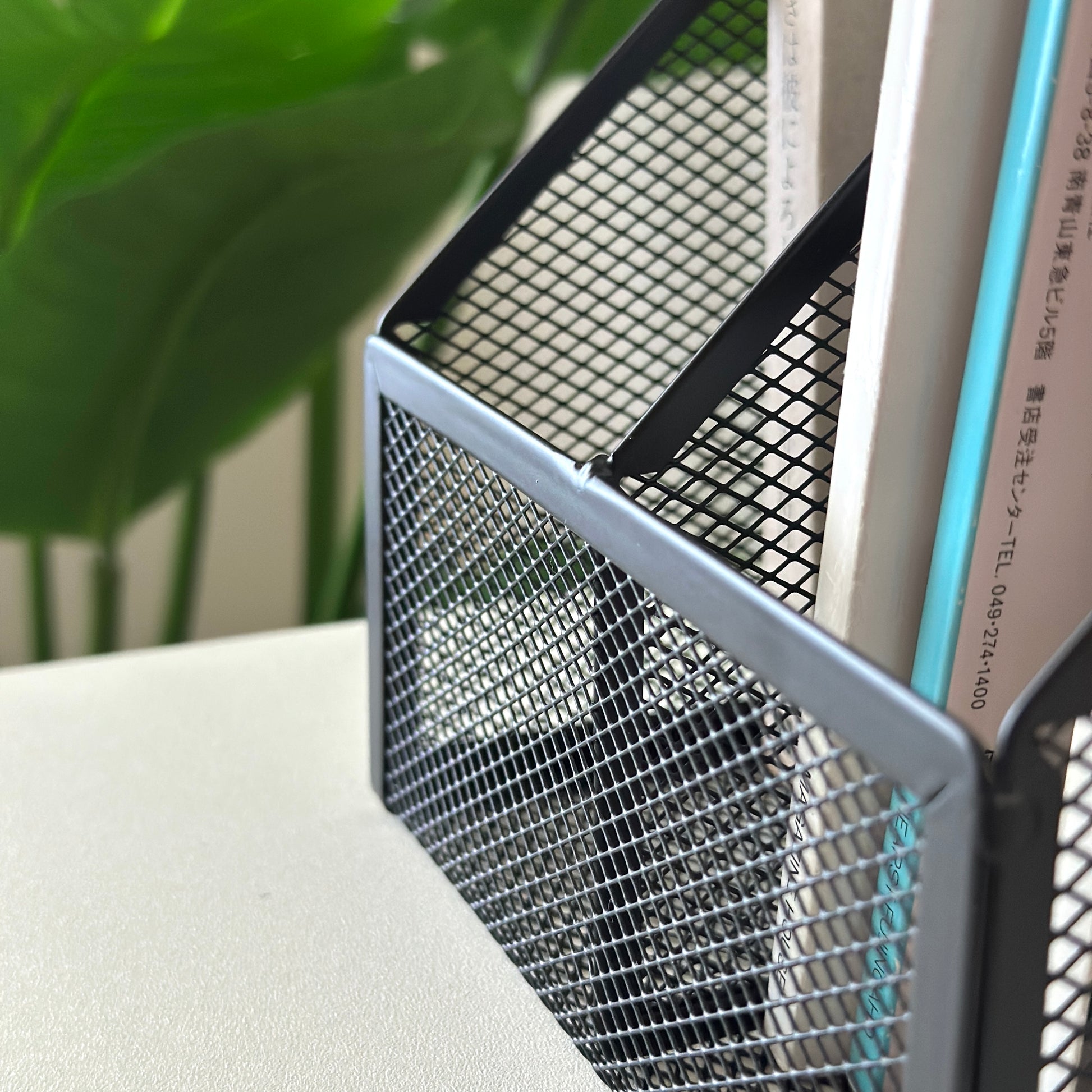 ブラックの卓上ブック収納ラック