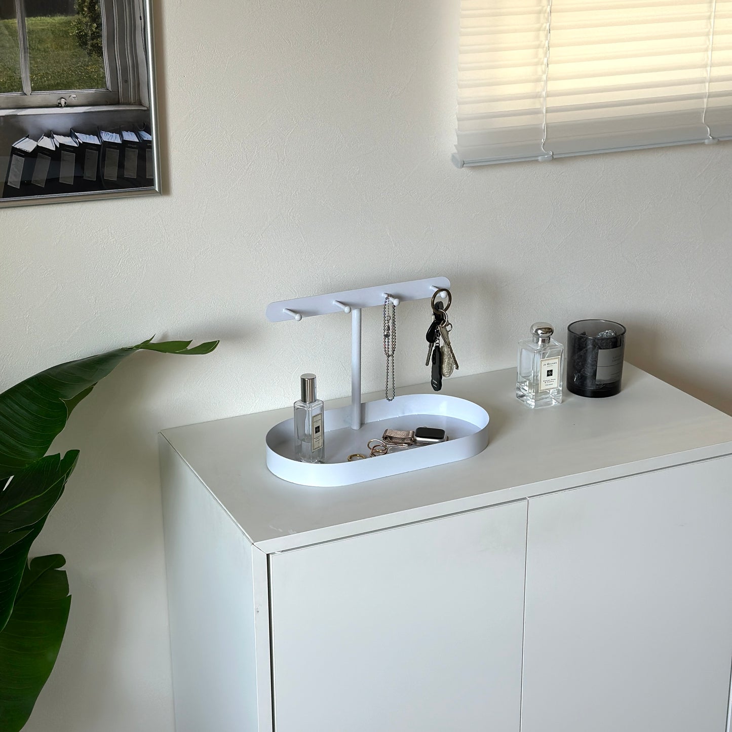 ホワイトのシンプルなアクセサリースタンド