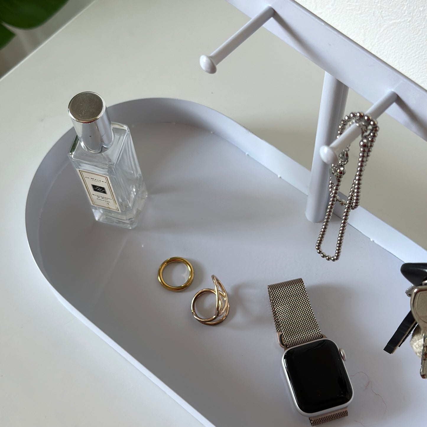 ホワイトのシンプルなアクセサリースタンド