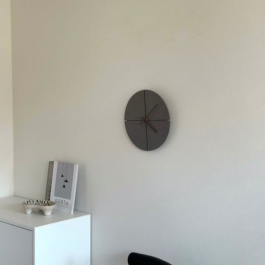 壁に掛けられた十字にラインのデザインが施された掛け時計