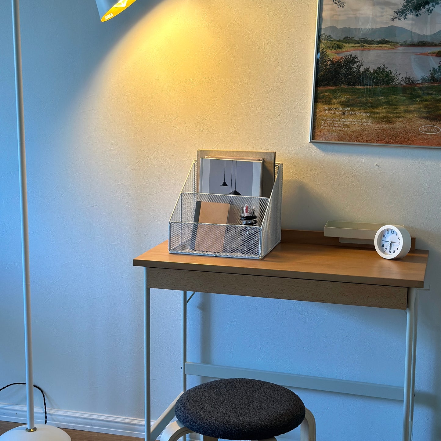 ホワイトのアイアン素材のメッシュ収納ラックをデスクに置いている様子