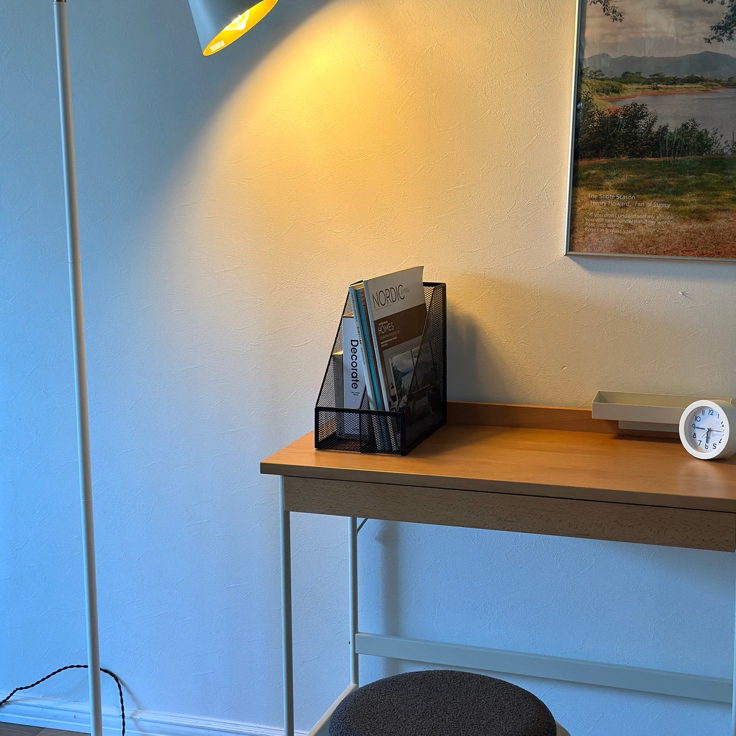 ブラックの卓上ブック収納ラックをデスクに置いている様子