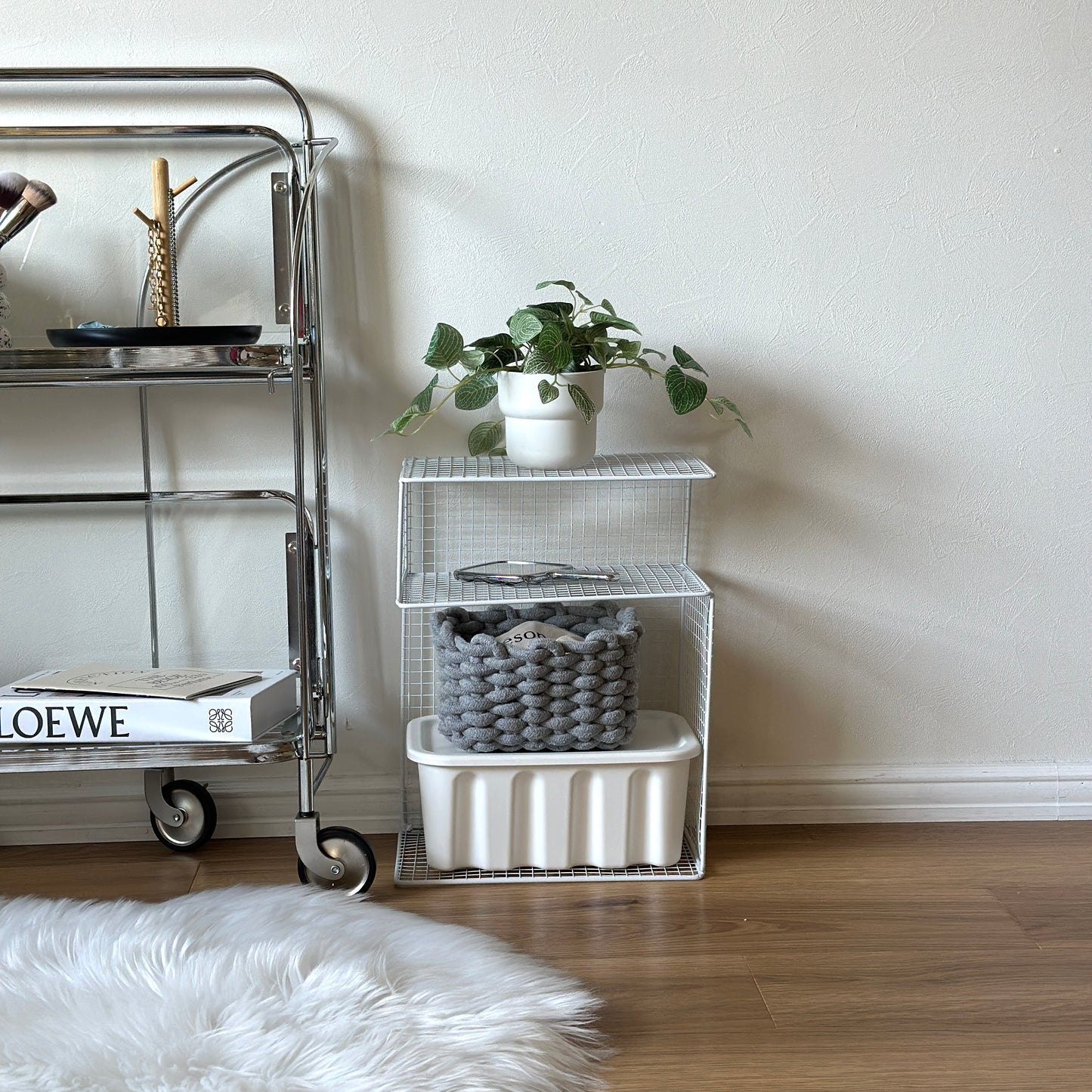 ホワイトのメッシュデザインの収納ラックに植物や手鏡、収納ケースが置かれてある様子