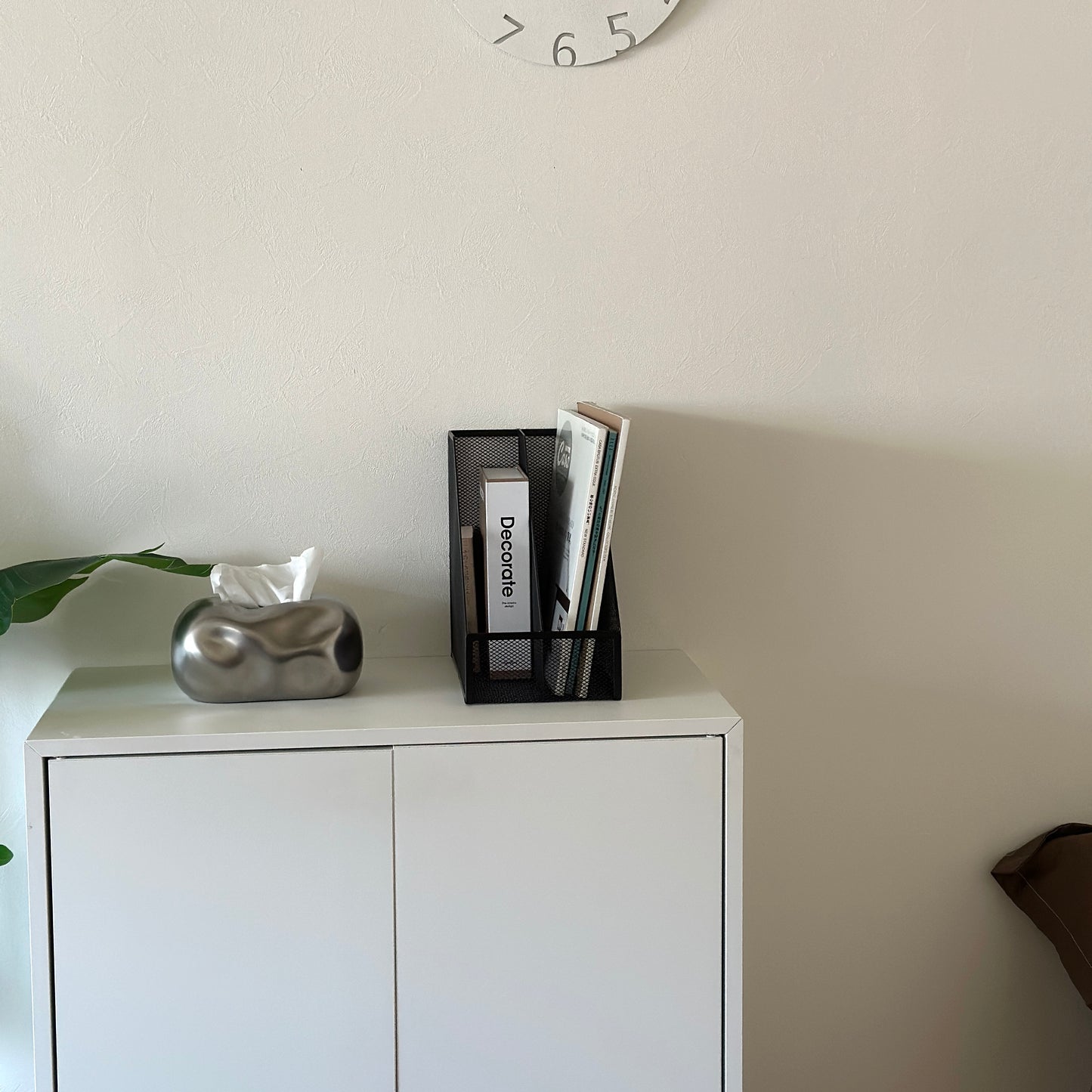 ブラックの卓上ブック収納ラックを白棚の上に置いている様子