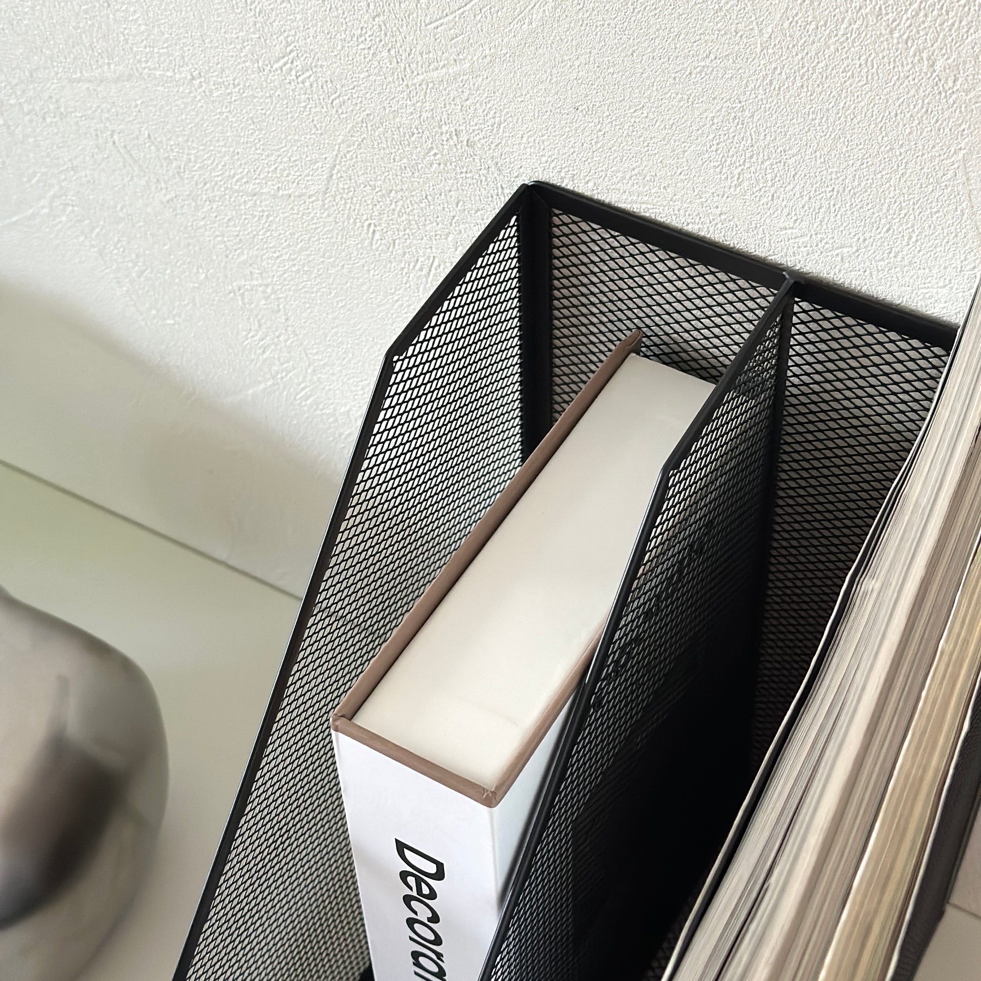 ブラックの卓上ブック収納ラック