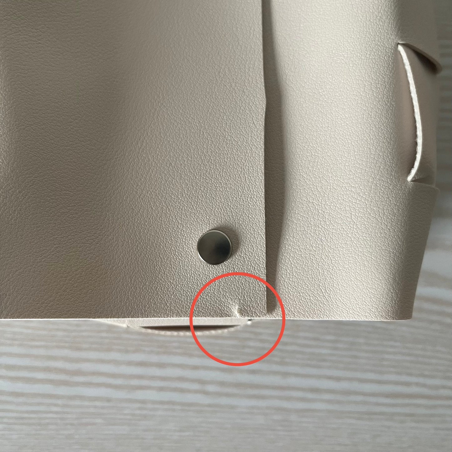 レザー調の編み込みティッシュケースに切れ込みが入っている様子