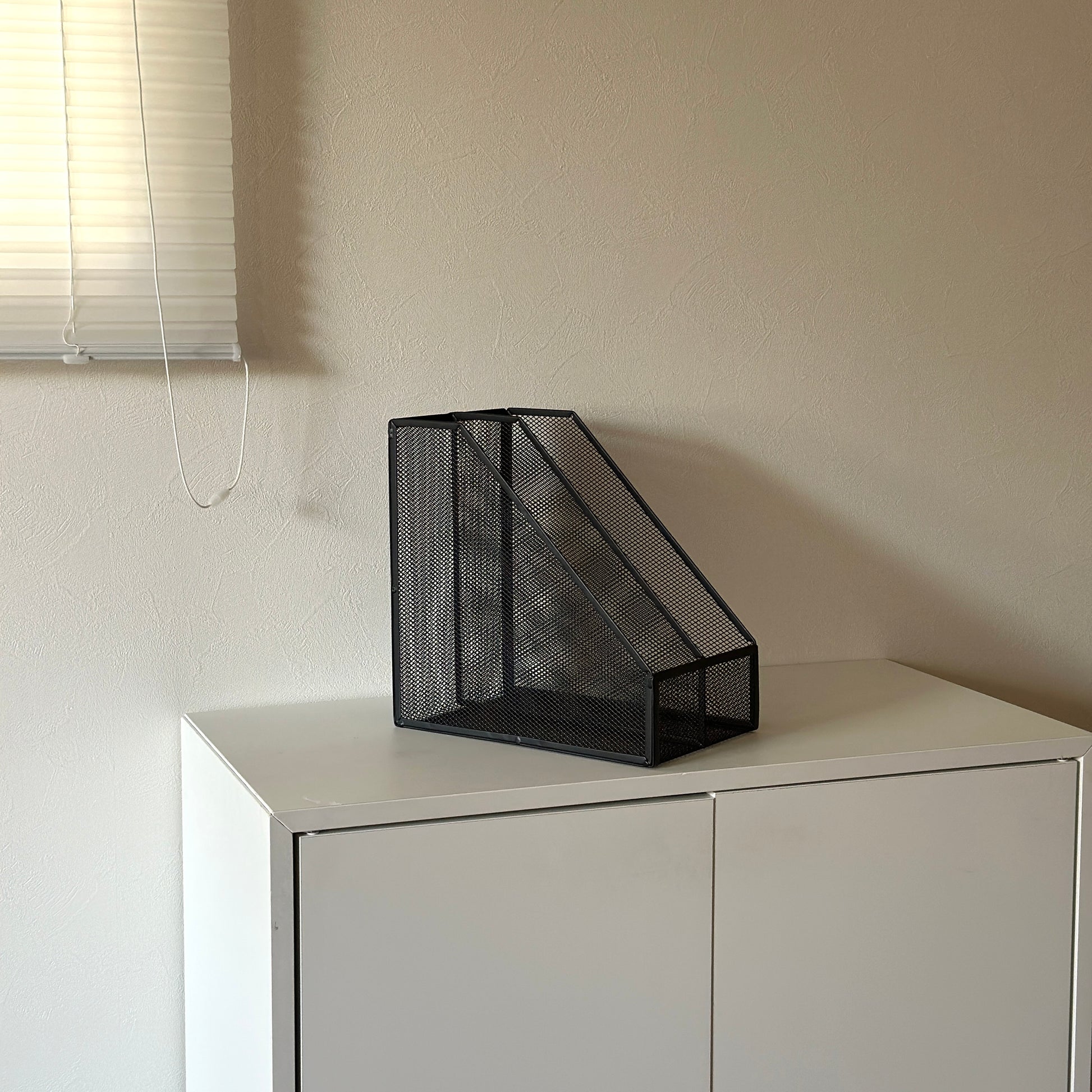 ブラックの卓上ブック収納ラック