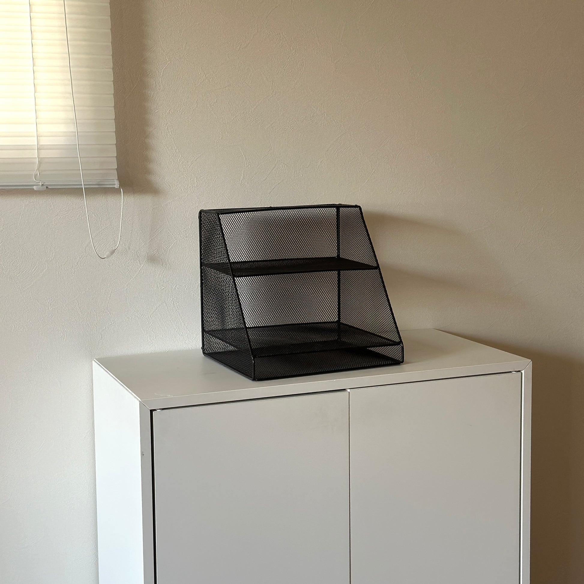 ブラックのアイアン素材のメッシュ収納ラック