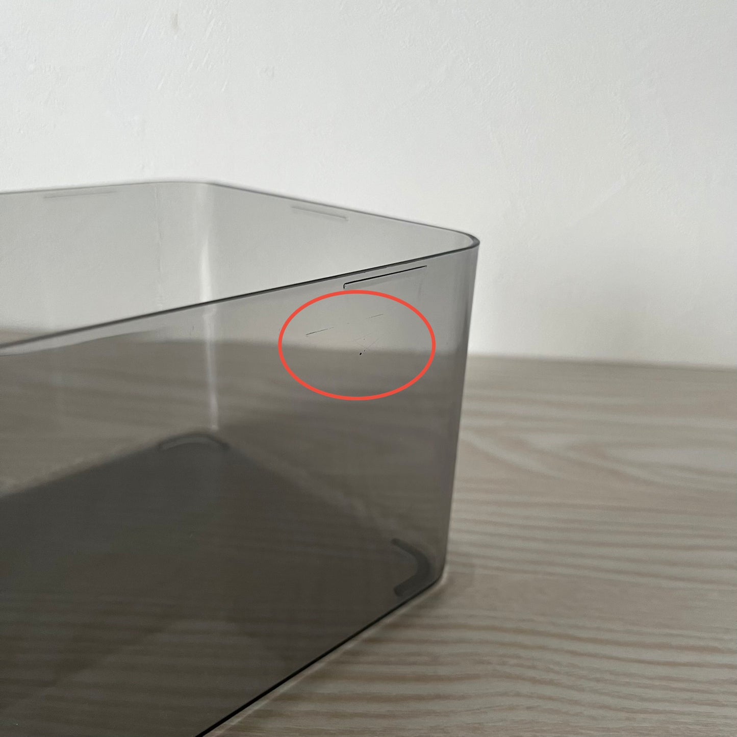 スモークグレーのアクリルティッシュケースに汚れがついている様子