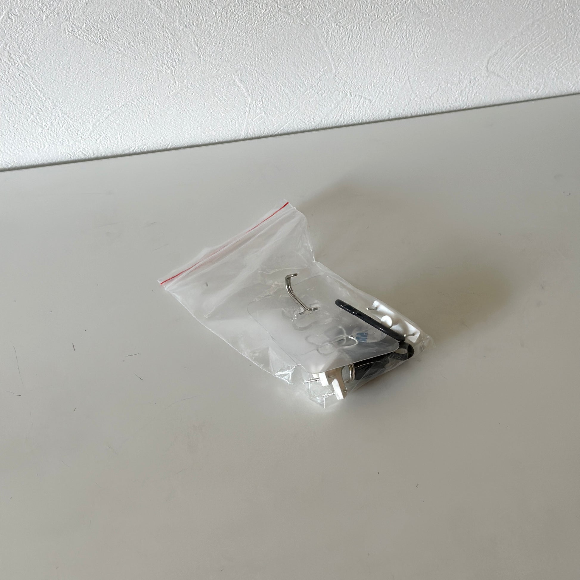 メッシュデザインの4段構造ラックの壁にかける用の部品