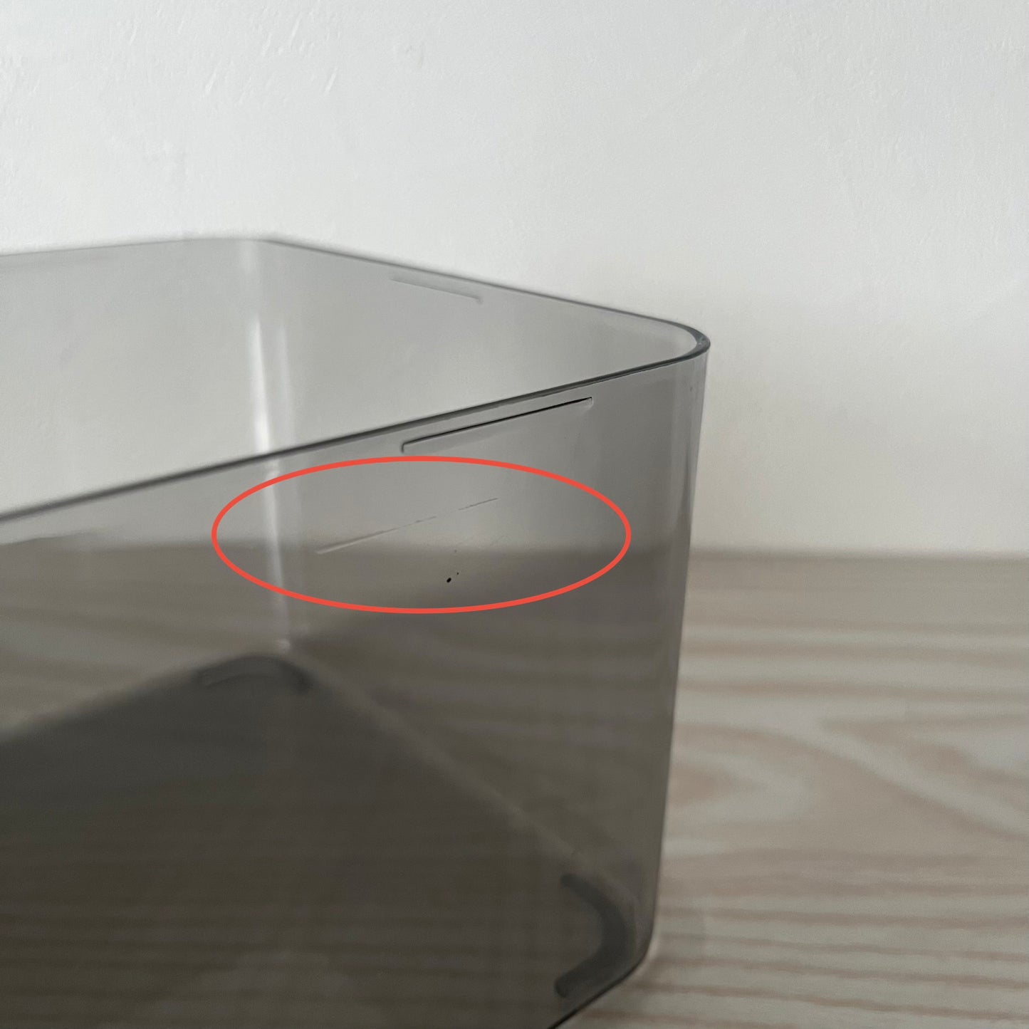 スモークグレーのアクリルティッシュケースに傷が入っている様子