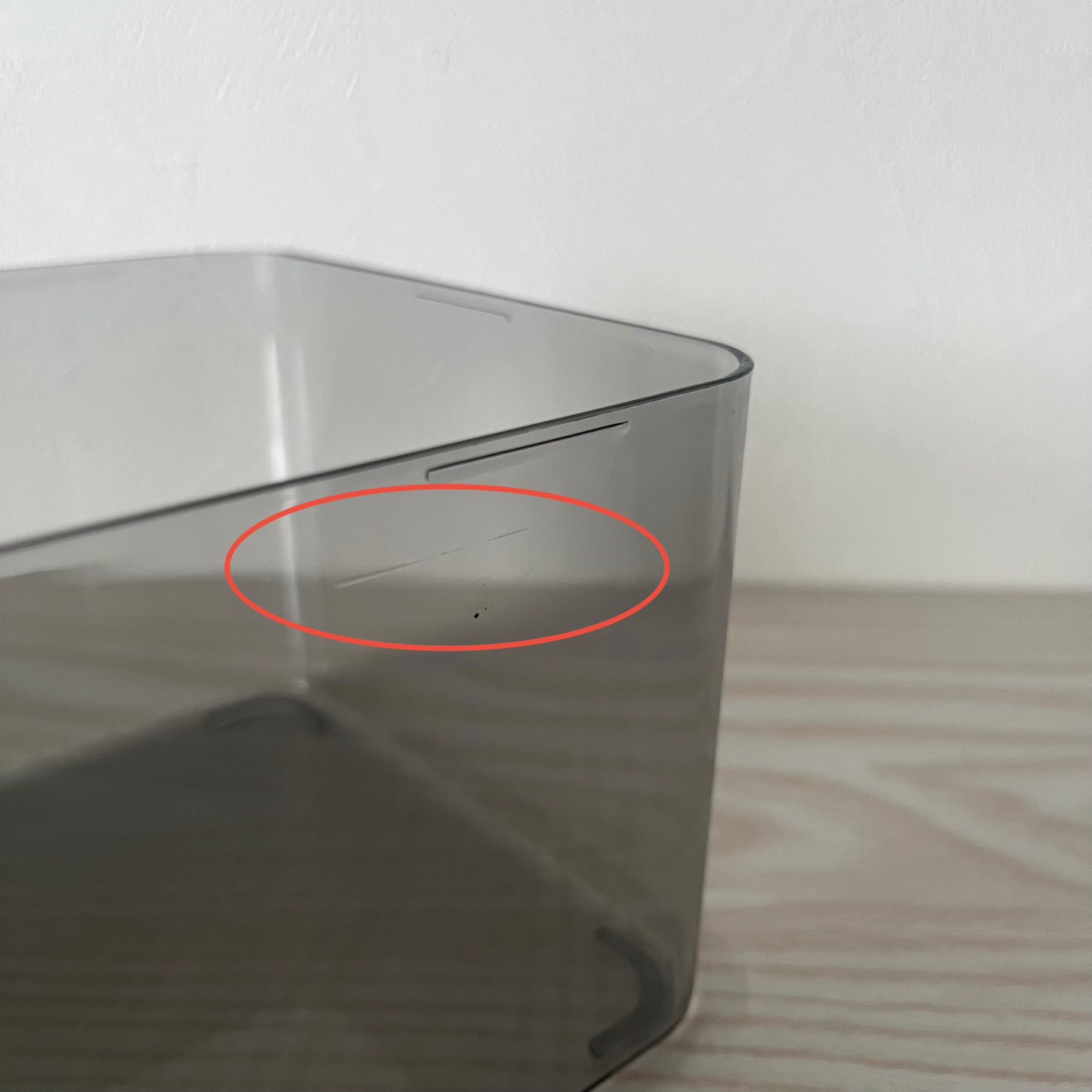 スモークグレーのアクリルティッシュケースに傷が入っている様子