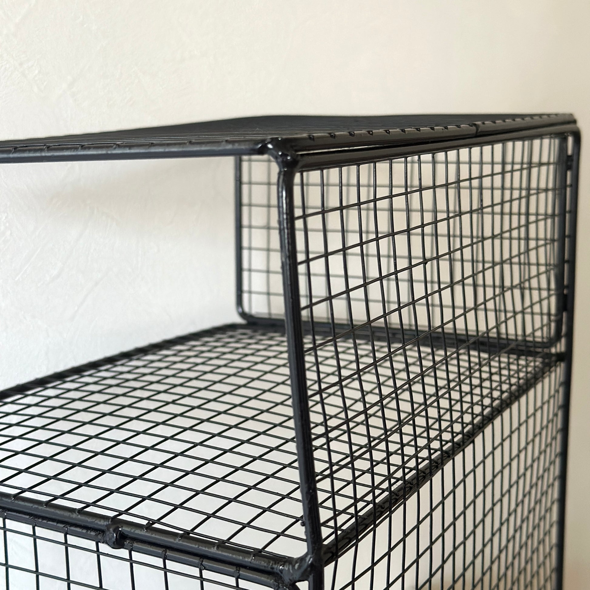 ブラックのメッシュデザインの収納ラック